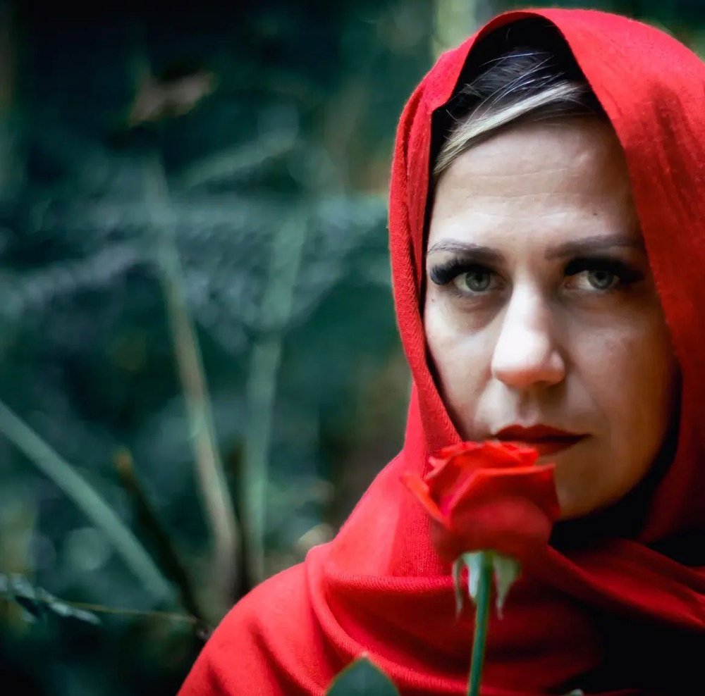 Retrato de Luciana com véu vermelho e rosa