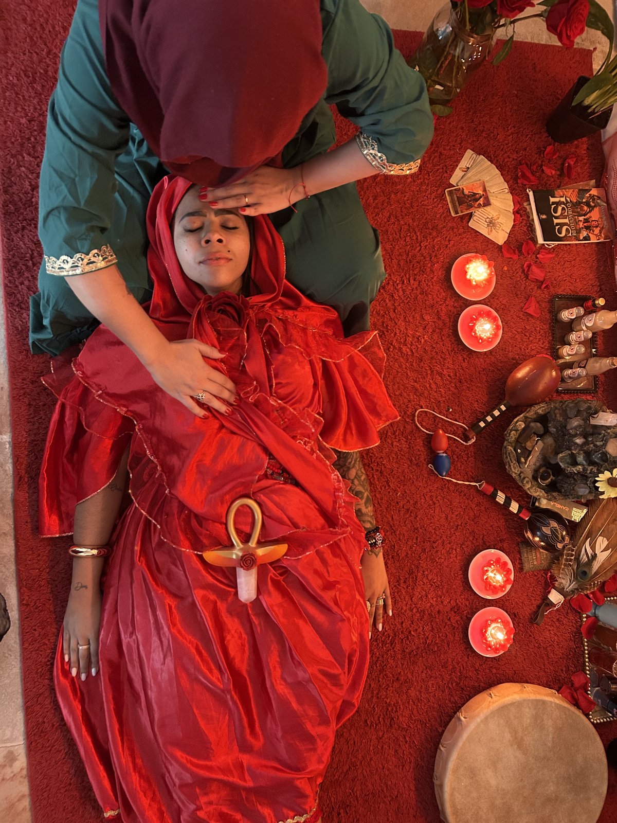 Ritual conduzido por Luciana, com velas e elementos sagrados