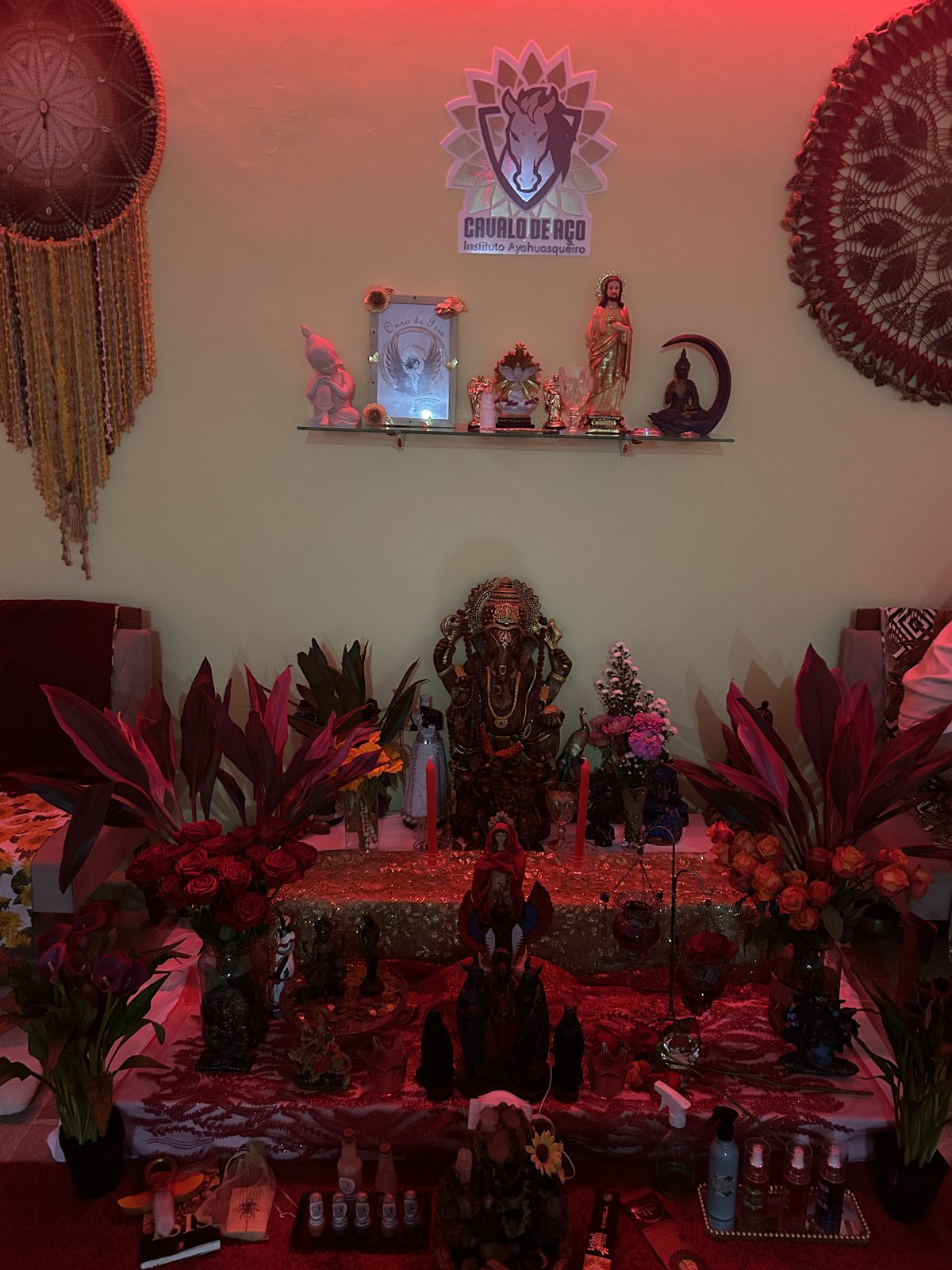 Altar da casa espiritual conduzida por Luciana